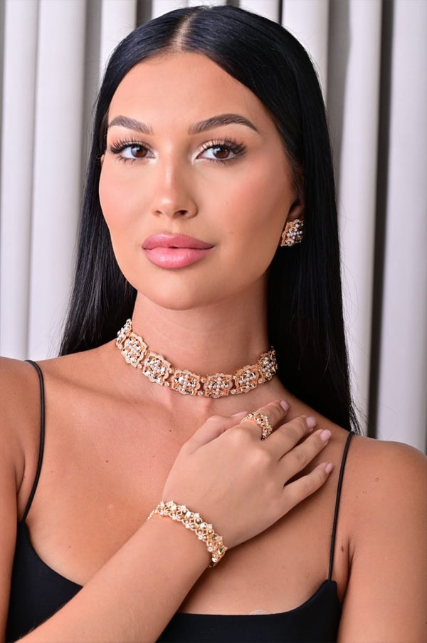 Mother of pearl chocker gold flower