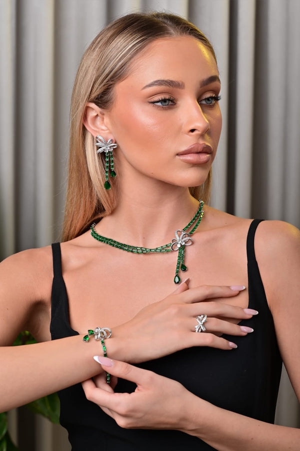 The famous bow necklace